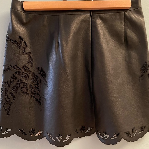 Classy floral black leather mini skirt , scalloped - Picture 2 of 4